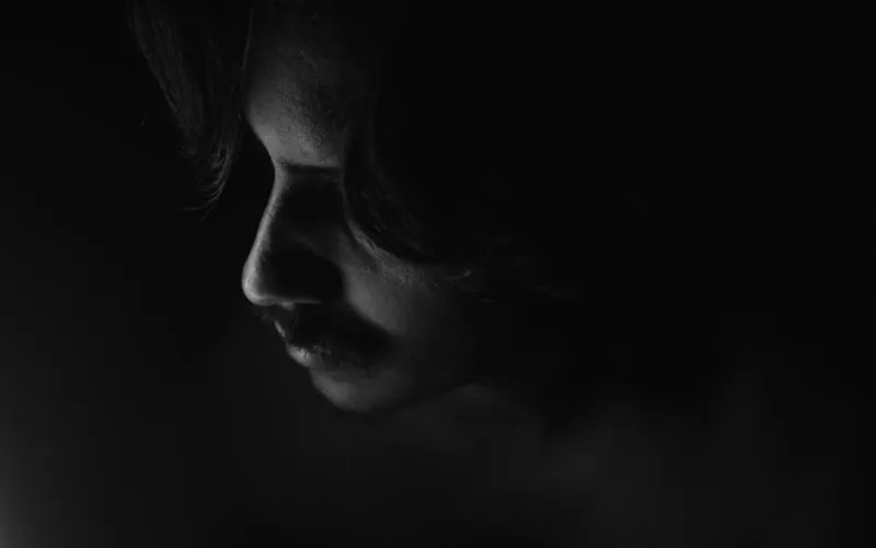 Split lighting — portret noir z połową w cieniu [tutorial]